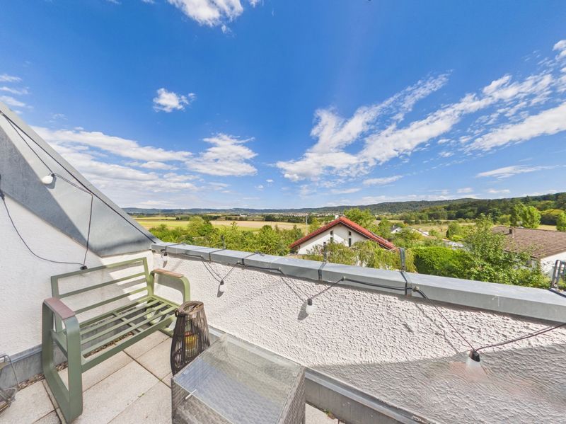Idyllisch gelegene DG-Wohnung mit Glasfaser, Dachterrasse & Weitblick 